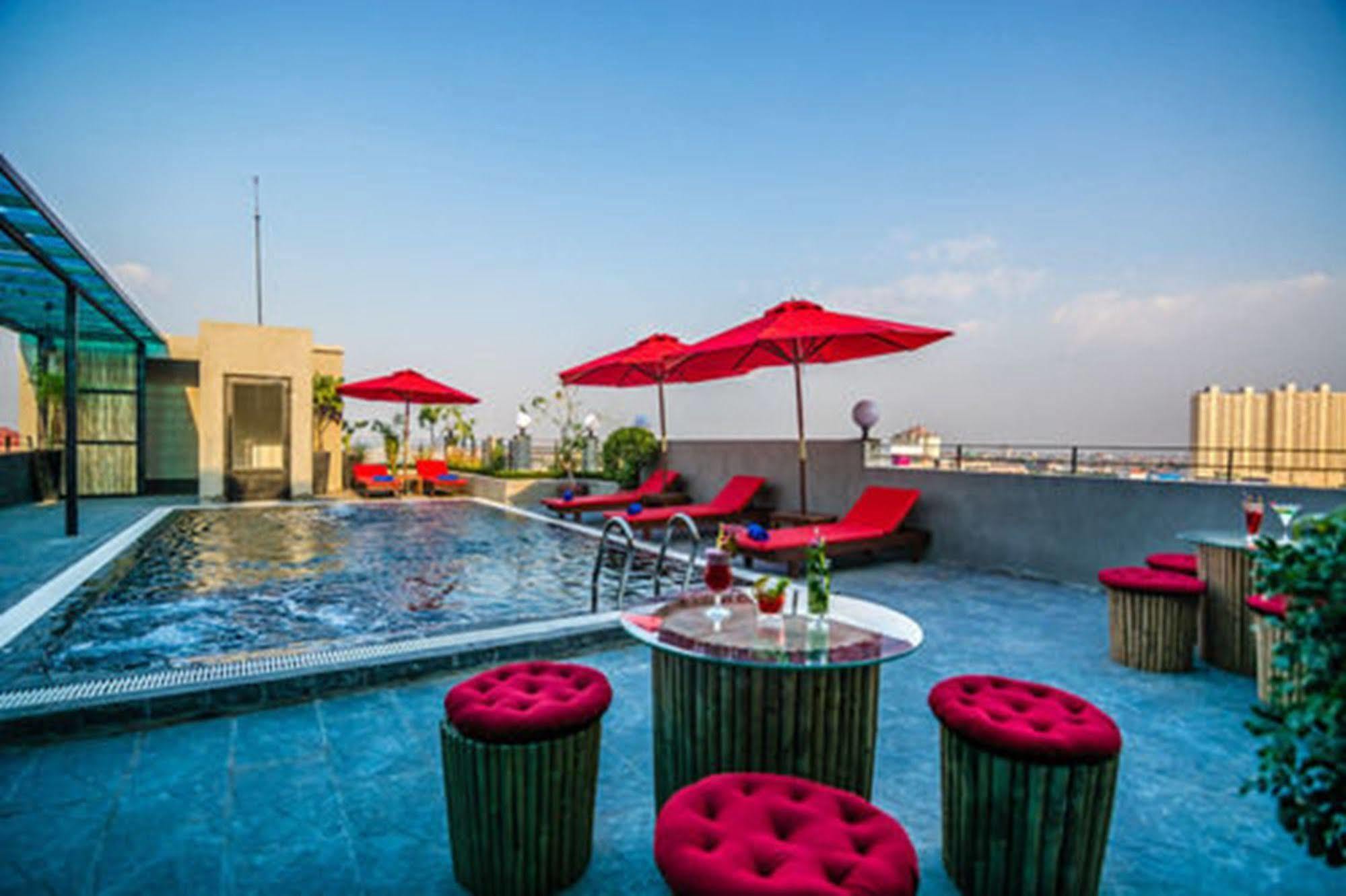 Diamond Palace Resort & Sky Bar Phnom Penh Exterior foto